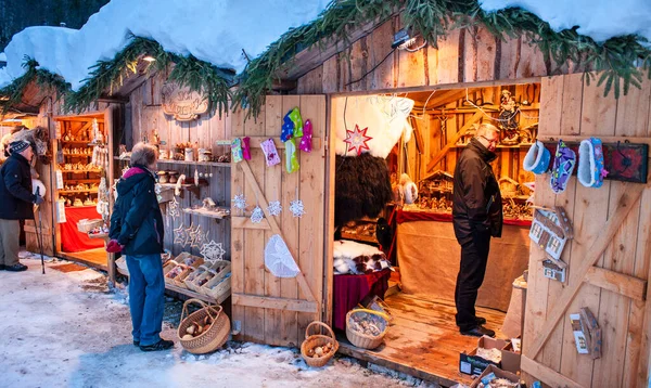 Snöig Julmarknad Med Upplysta Butiker Trähyddor Med Gåvor Och Handgjord — Stockfoto