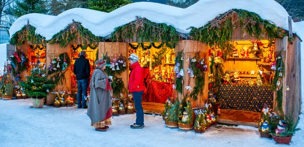 Snowy Kerstmarkt Met Verlichte Winkels Houten Hutten Met Geschenken Handgemaakte — Stockfoto