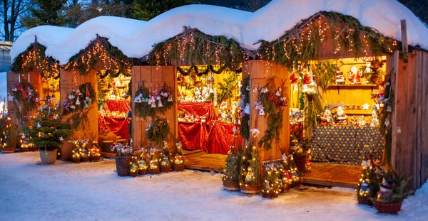 Mercado Natal Nevado Com Lojas Iluminadas Cabanas Madeira Com Presentes — Fotografia de Stock