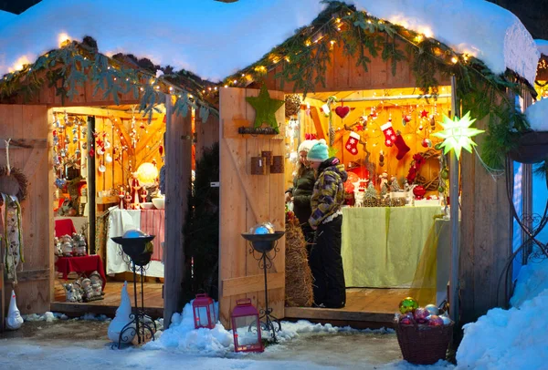 雪白的圣诞市场 有灯火通明的商店 有木制茅屋 有礼品和手工装饰 — 图库照片