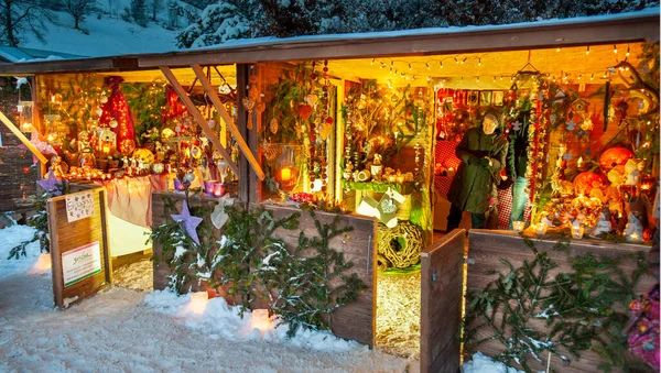 Снежный Рождественский Рынок Освещенными Магазинами Деревянных Хижинах Подарками Украшением Ручной — стоковое фото