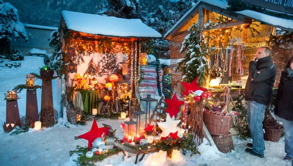 Snöig Julmarknad Med Upplysta Butiker Trähyddor Med Gåvor Och Handgjord — Stockfoto