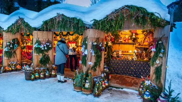 Romantisk Julmarknad Med Upplysta Butiker Trähyddor Med Gåvor Och Handgjord — Stockfoto