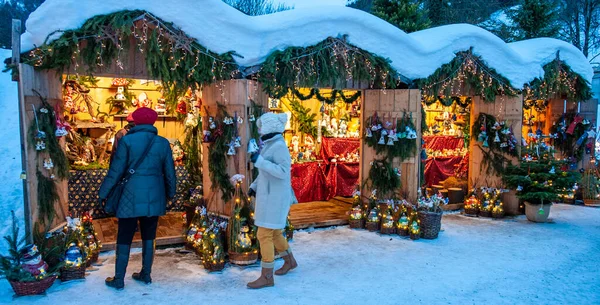 浪漫的圣诞市场 有灯火通明的商店 有木制小屋 有礼品和手工装饰 — 图库照片