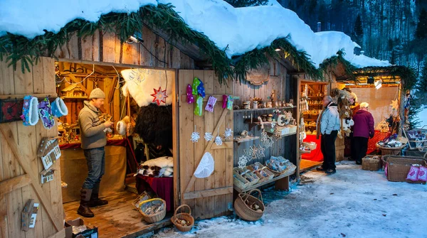 Romantischer Weihnachtsmarkt Mit Beleuchteten Geschäften Holzhütten Mit Geschenken Und Handgemachter — Stockfoto