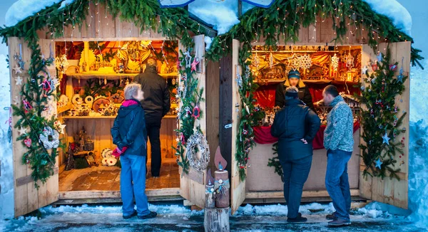 Ahşap Kulübelerde Aydınlatılmış Dükkanlar Hediyeler Yapımı Dekorasyonlarla Romantik Noel Pazarı — Stok fotoğraf