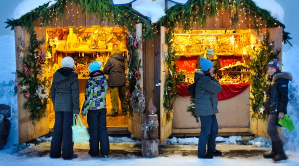 Romantický Vánoční Trh Osvětlenými Obchody Dřevěných Chatkách Dárky Ruční Výzdobou — Stock fotografie