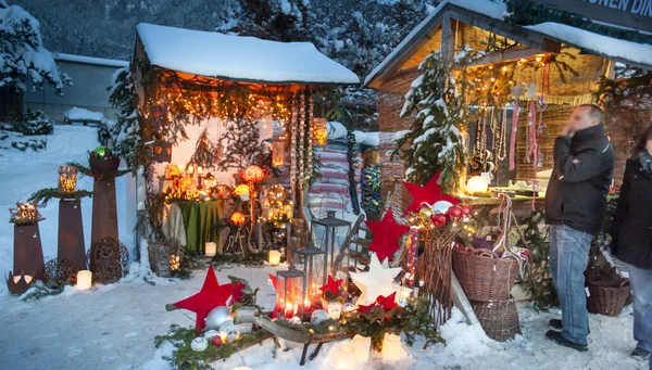 Ahşap Kulübelerde Aydınlatılmış Dükkanlar Hediyeler Yapımı Dekorasyonlarla Romantik Noel Pazarı — Stok fotoğraf