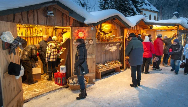 Ahşap Kulübelerde Aydınlatılmış Dükkanlar Hediyeler Yapımı Dekorasyonlarla Romantik Noel Pazarı — Stok fotoğraf