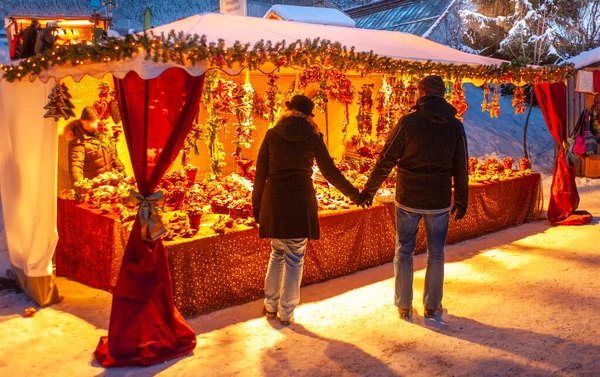 Romantisk Julmarknad Med Upplysta Butiker Trähyddor Med Gåvor Och Handgjord — Stockfoto