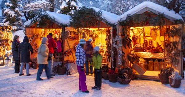 Romantyczny Jarmark Bożonarodzeniowy Oświetlonymi Sklepami Drewnianych Chatach Prezentami Ręcznie Robionymi — Zdjęcie stockowe