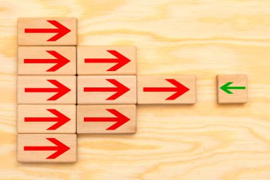 Kalabalığa karşı gelen bir yabancı.