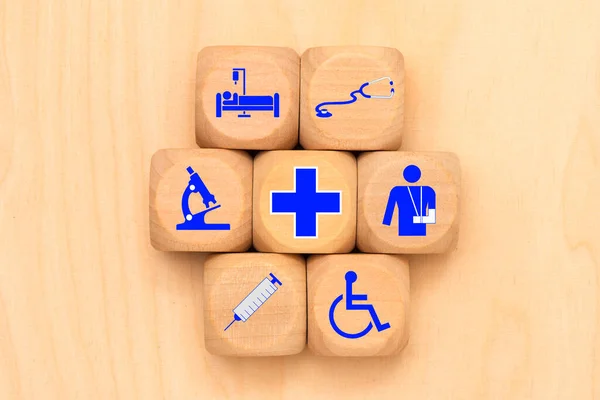 木製のキューブ上のシンボルとして医療 — ストック写真