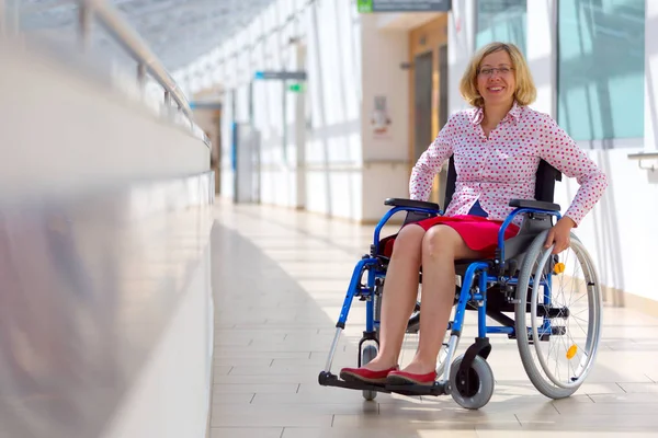 Jeune Femme Assise Fauteuil Roulant Dans Centre Médical Souriant Caméra — Photo