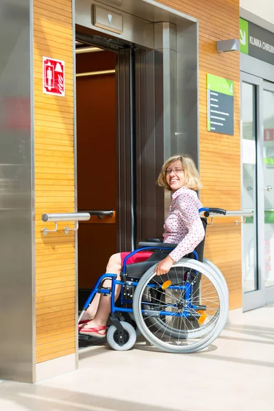 Tekerlekli Sandalye Asansörü Tıp Merkezi Girerek Neşeli Kadın — Stok fotoğraf