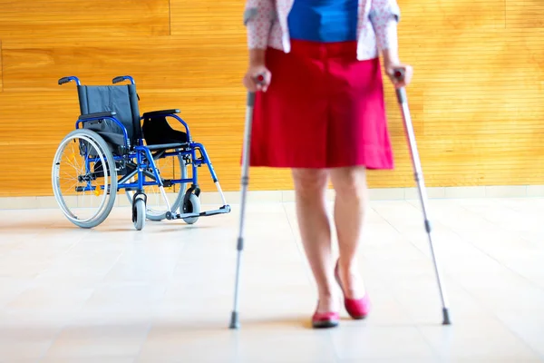 Odak Içinde Tekerlekli Sandalye Koltuk Değneği Üzerinde Yürüme Pratik Kadın — Stok fotoğraf