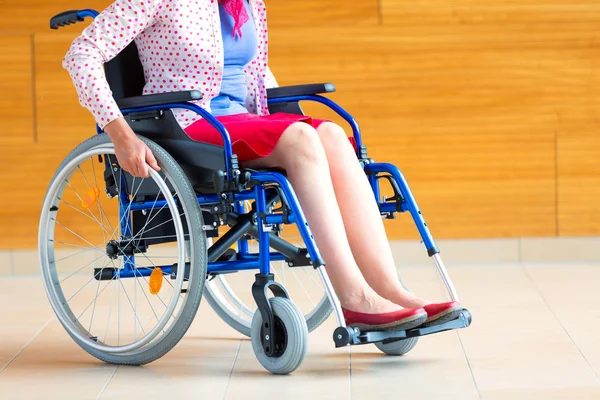 Νεαρή Γυναίκα Που Κάθεται Αναπηρικό Καροτσάκι Στο Ιατρικό Κέντρο — Φωτογραφία Αρχείου