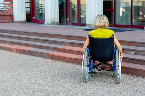 Γυναίκα Στην Αναπηρική Καρέκλα Στέκεται Πριν Από Σκάλα Και Αναμονή — Φωτογραφία Αρχείου