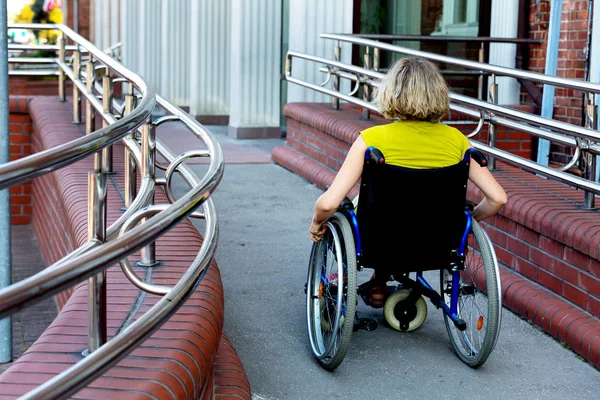 Ενήλικη Γυναίκα Στην Αναπηρική Καρέκλα Που Εισέρχονται Στην Πλατφόρμα Driveway — Φωτογραφία Αρχείου