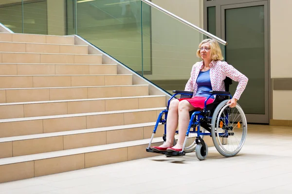 Γυναίκα Στην Αναπηρική Καρέκλα Στέκεται Πριν Από Σκάλες Που Ψάχνει — Φωτογραφία Αρχείου
