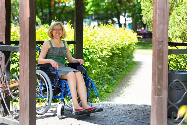 Gülümseyen Kameraya Bakarak Yükselen Parkta Tekerlekli Sandalye Üzerinde Neşeli Kadın — Stok fotoğraf