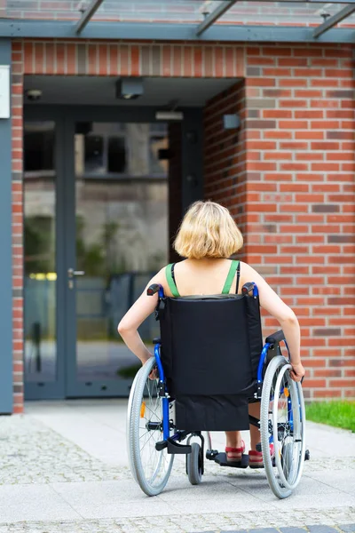 Vuxen Kvinna Rullstol Byggnaden Utsikt Från Baksidan — Stockfoto