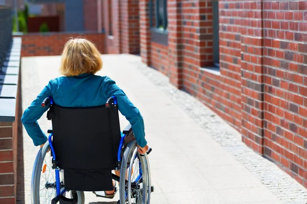 Yetişkin Kadın Platformu Girerek Tekerlekli Sandalye Üzerinde Veya Driveway Arkadan — Stok fotoğraf