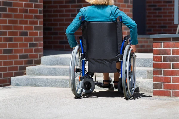 Kadın Merdiven Önce Ayakta Yardım Bekliyor Tekerlekli Sandalye Üzerinde — Stok fotoğraf
