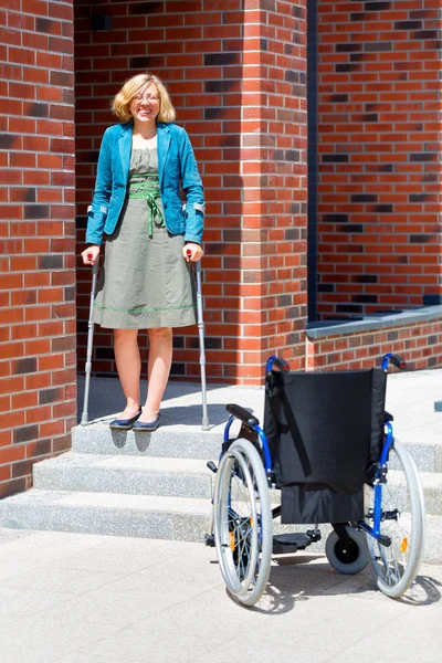 Handikappade Ung Kvinna Kommer Ner För Trappan Själv Använder Kryckor — Stockfoto