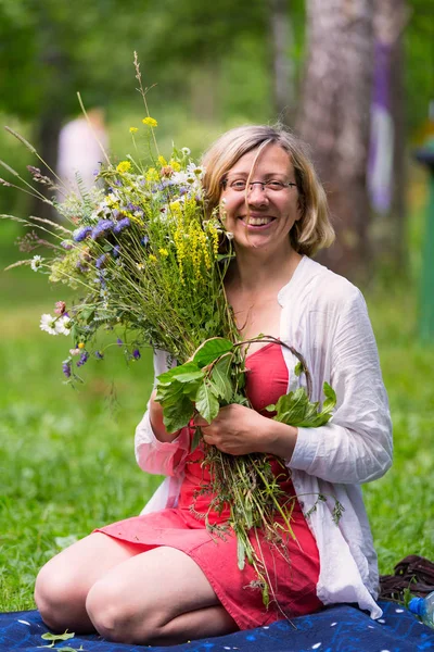 Chica Feliz Con Ramo Flores Silvestres Parque —  Fotos de Stock