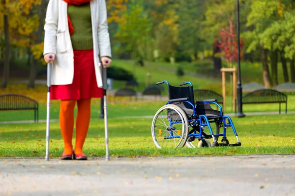 Wheelchair Focus Woman Out Focus Practicing Walking Crutches — Stock Photo, Image