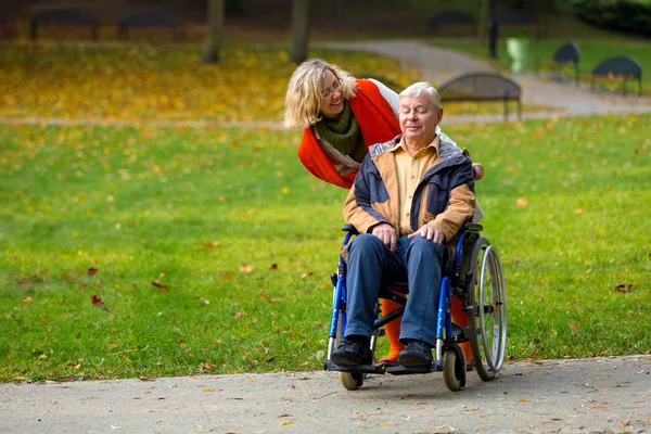 Tekerlekli Sandalye Parkta Iyimser Genç Kadın Ile Adam — Stok fotoğraf