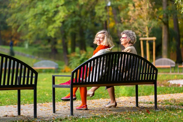 Dwie Kobiety Młodszych Starszych Parku Ławce — Zdjęcie stockowe