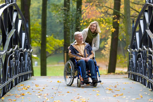 Gubbe Rullstolen Och Ung Kvinna Parken Höst — Stockfoto