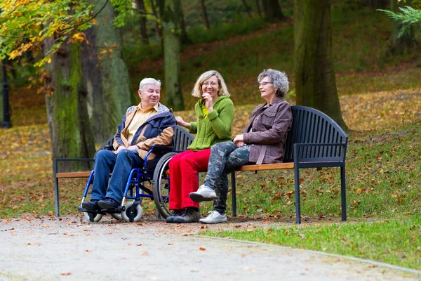 Family Park Sitting Bench Man Wheelchair Talking — Stock Photo, Image