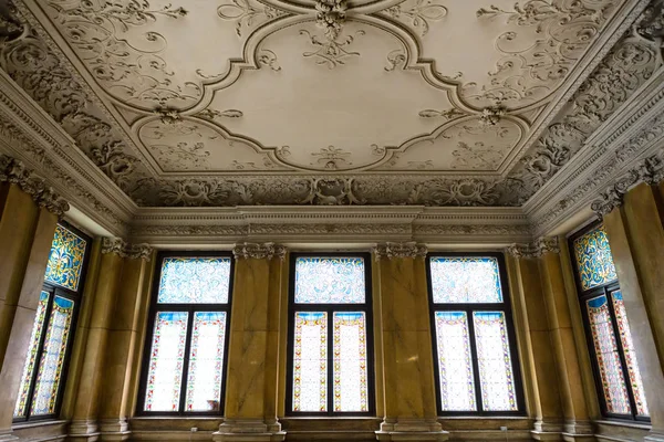 民族学博物館とリヴィウ のアート業界のインテリア内装の天井や窓のガラスをステンド グラス — ストック写真