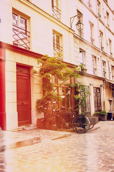 Bicicletas velhas na rua de Paris — Fotografia de Stock