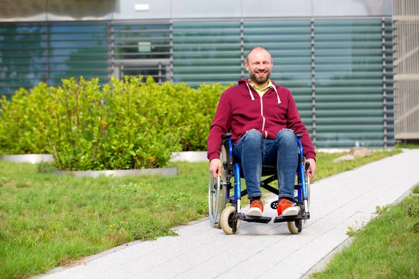 Tekerlekli sandalye üzerinde mutlu adam — Stok fotoğraf