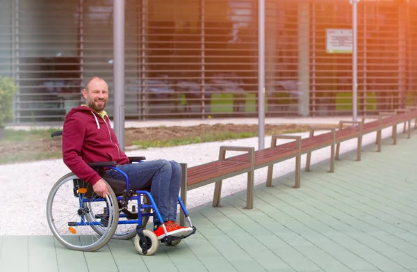 Lycklig man på rullstol — Stockfoto