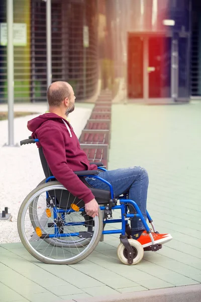 Чоловік на інвалідному візку чекає — стокове фото