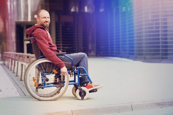 Tekerlekli sandalye üzerinde mutlu adam — Stok fotoğraf