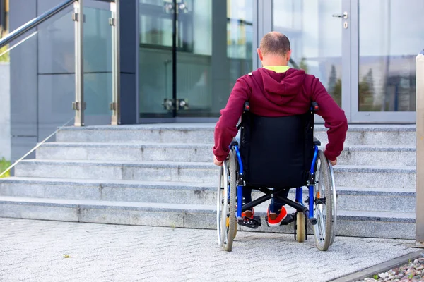 Homme en fauteuil roulant et marches — Photo