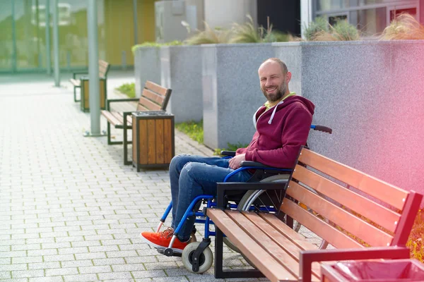 Tekerlekli sandalye üzerinde mutlu adam — Stok fotoğraf