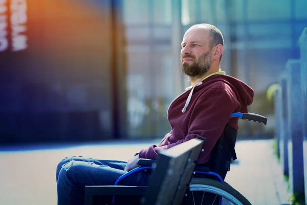 Uomo pensieroso sulla sedia a rotelle — Foto Stock