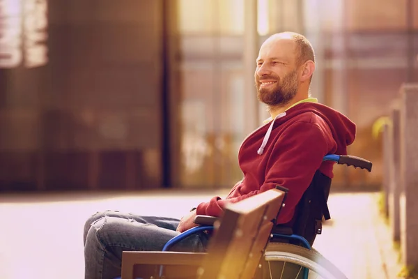 Lycklig man på rullstol — Stockfoto