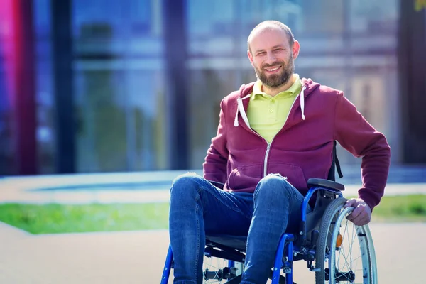 Lycklig man på rullstol — Stockfoto