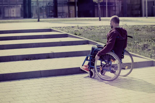 Homme en fauteuil roulant et marches — Photo