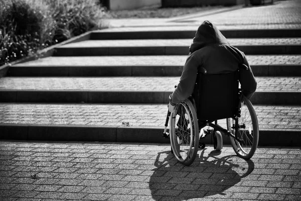 Tekerlekli sandalye üzerinde kukuletalı adam — Stok fotoğraf