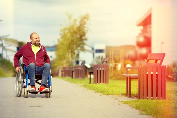 Felice uomo sulla sedia a rotelle — Foto Stock