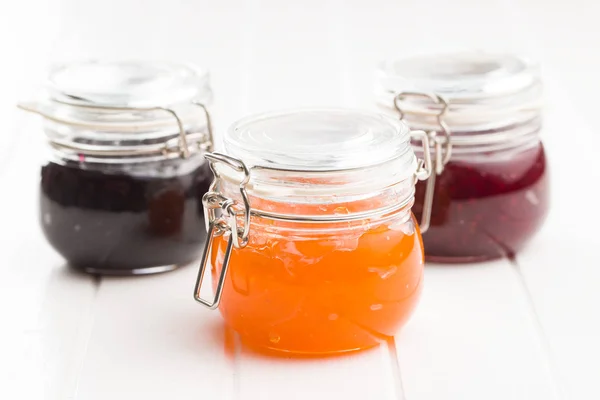 Leckere Fruchtige Marmelade Glas Auf Weißem Tisch — Stockfoto